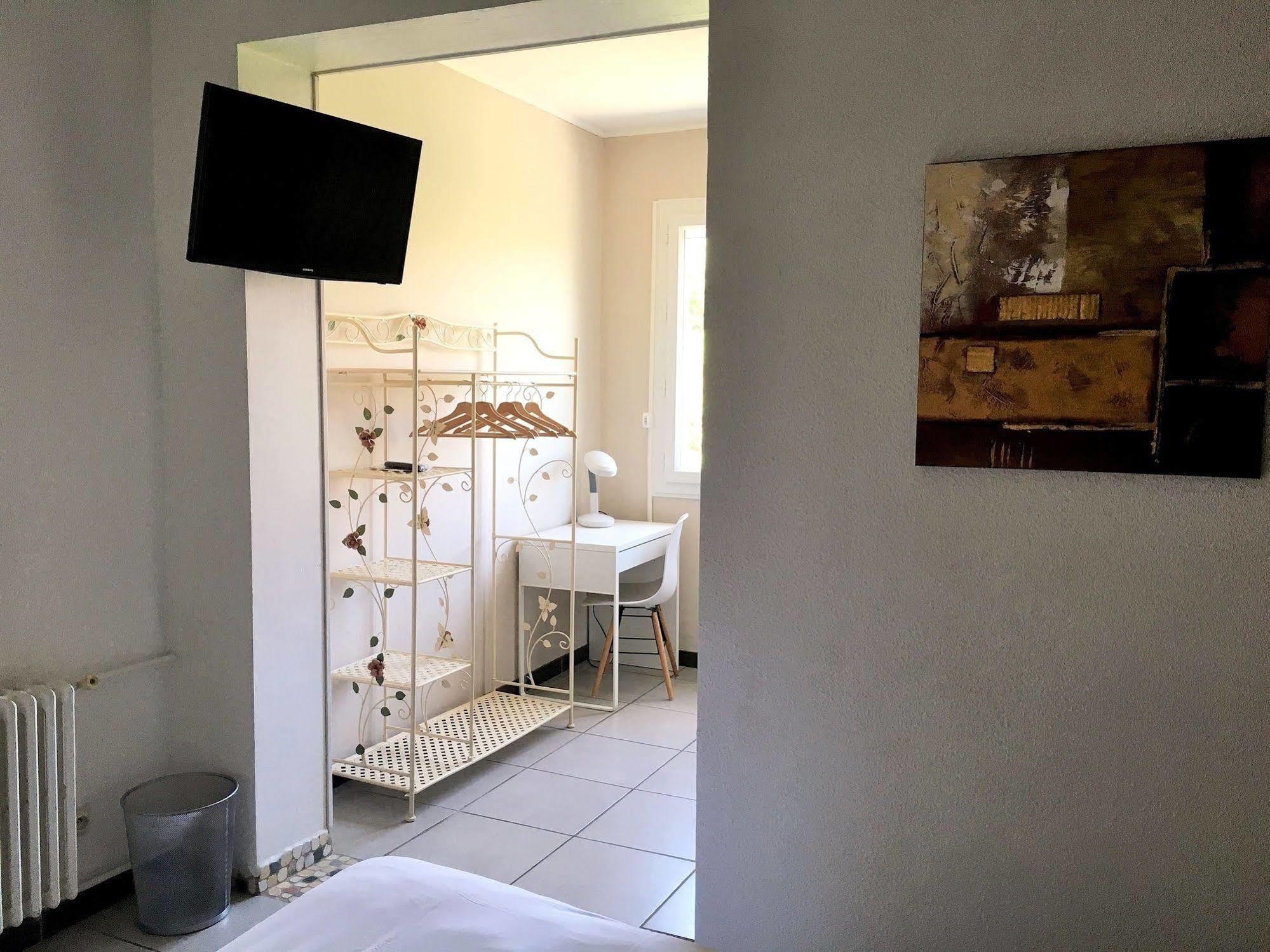 Logis Hotel Le Clement V Рокемор Экстерьер фото