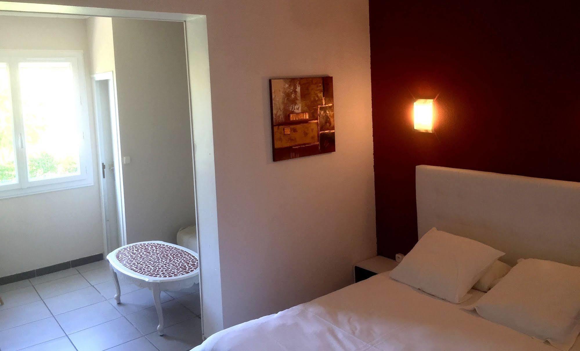 Logis Hotel Le Clement V Рокемор Экстерьер фото